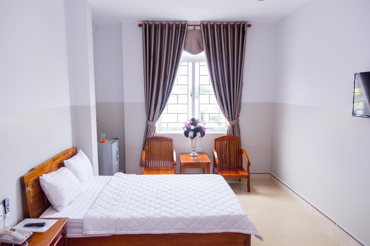 Hoang Thinh Hotel Kon Tum Buitenkant foto